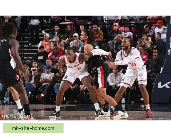 霍勒迪三分7记砍下30分开拓者力克快船 阿夫迪亚28分准三双小卡空砍28分